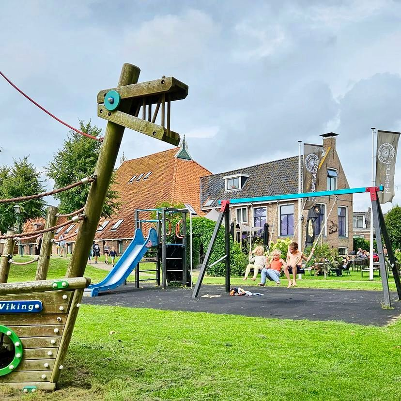 Kinderen bij een speeltuin voor de Mallemok