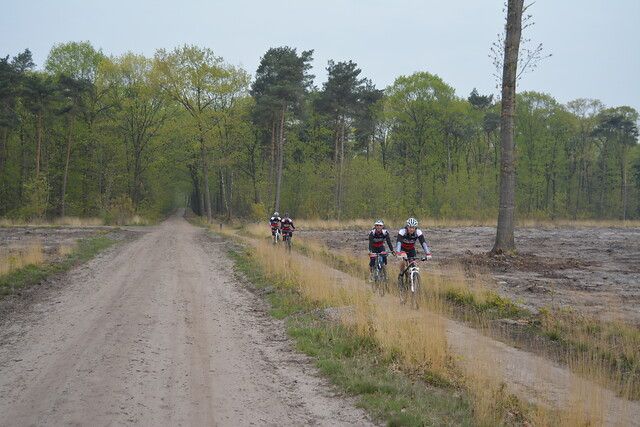 een groep mountainbikers op het parcours
