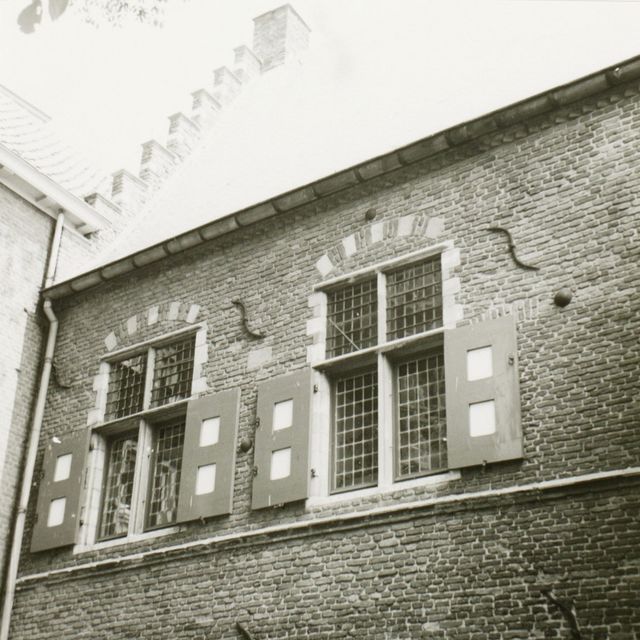 De zijgevel van het Refugiehuis met ingemetselde kogels van het beleg van 1629. 