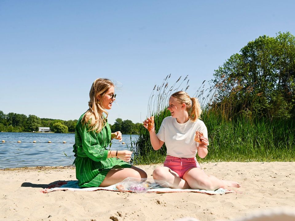 Twee vriendinnen die picknicken in de Delftse Hout