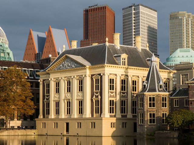 Skyline van Den Haag gezien van de Lange Vijverberg met het Mauritshuis op de voorgrond en de moderne kantoorgebouwen van diverse ministeries op de achtergrond