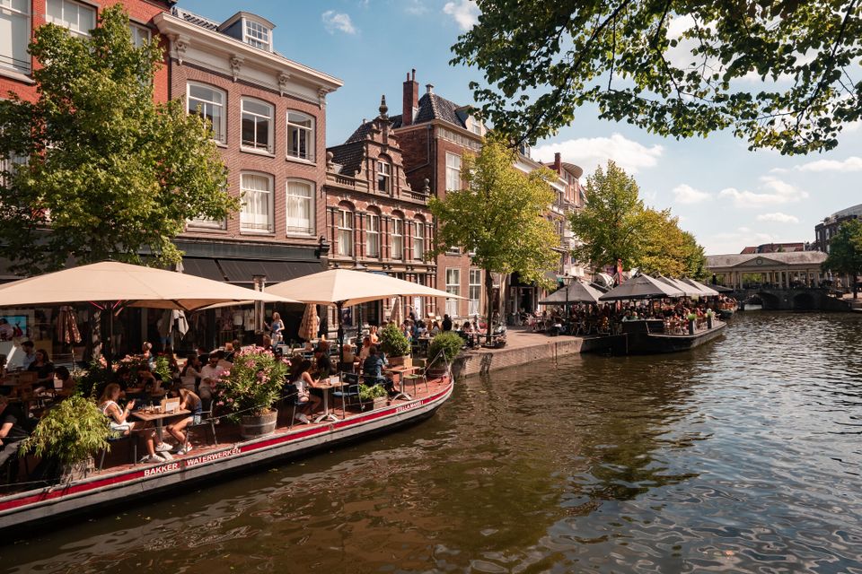 Terrasboten op de Nieuwe Rijn in Leiden