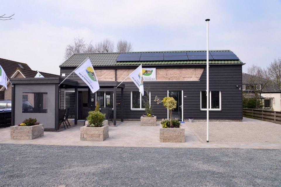 Exterieur van B&B Aan de Hollandse IJssel in Montfoort, met moderne gevel en entree langs de rivier de Hollandse IJssel.