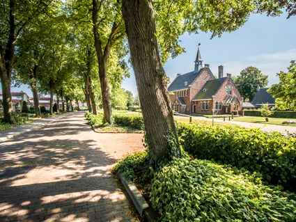 Straatbeeld van Koudum op een mooie zonnige dag