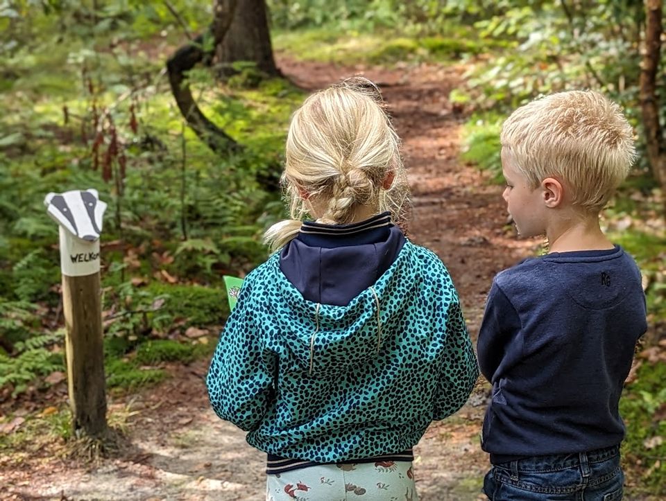 Twee kindjes die je op de rug ziet bij een Das van het Dassenpad