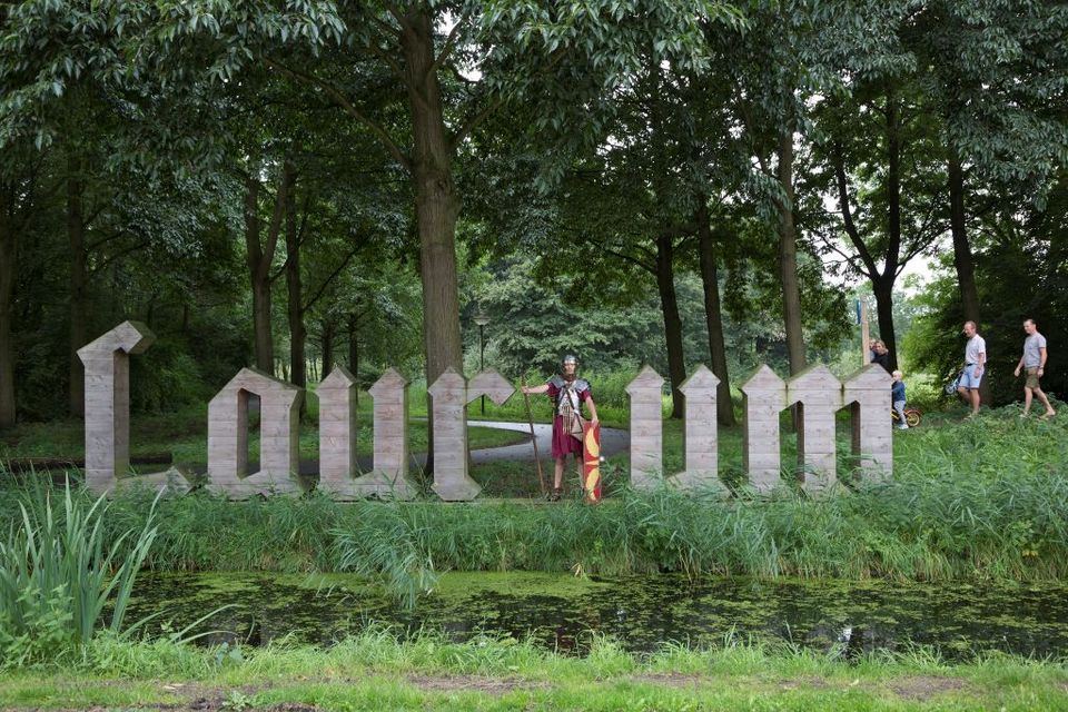 In het stadspark van Woerden duikt het verleden op met het kunstwerk Laur_um, een knipoog naar de Romeinen.