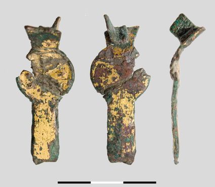 Laat-Romeins helmbeslag met christelijke afbeeldingen.