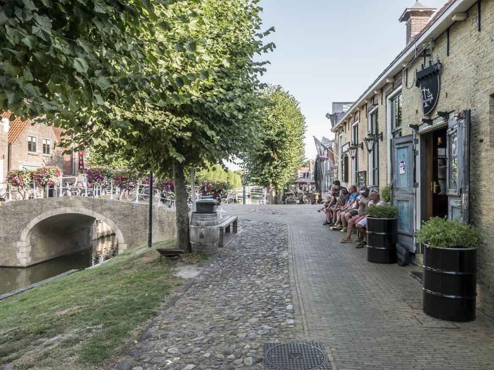 klein terras aan de gracht van sloten