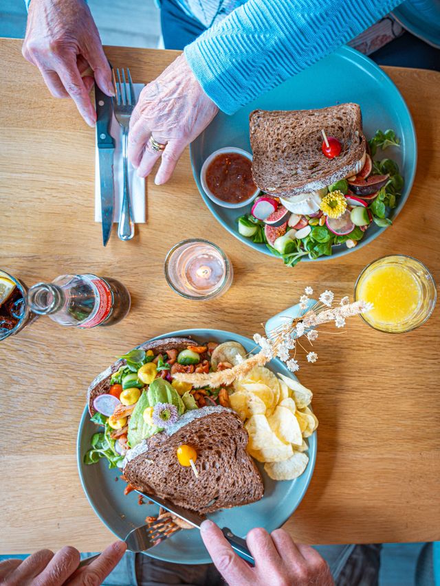 Tafel met twee lunchgerechten bij JIPS in Lith