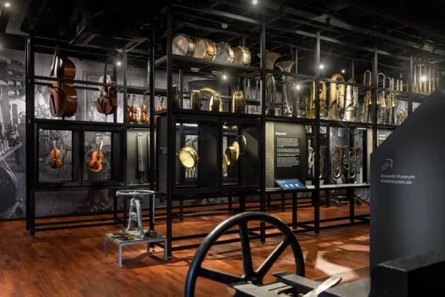 Allerlei verschillende muziekinstrumenten worden tentoongesteld in speciale vitrines