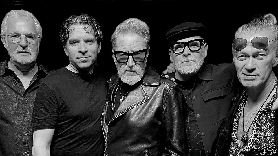 Vijf mannen op een rij, zwart-wit foto