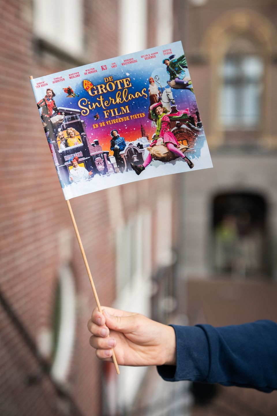 Iemand die het vlaggetje van de Grote Sinterklaasfilm vasthoudt