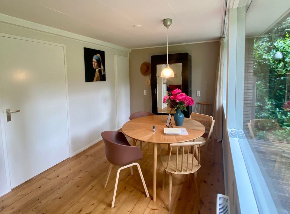 Vanaf de eettafel van Boshuisje Wateren I kijk je zo de bostuin in naar de vogel en eekhoorns