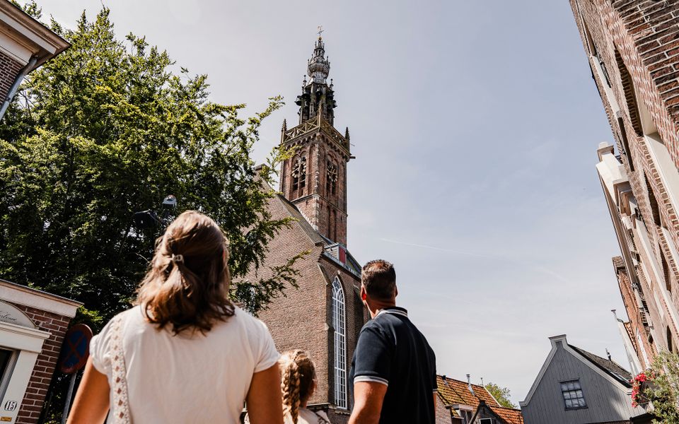 Mensen die omhoog kijken naar de Speeltoren van Edam