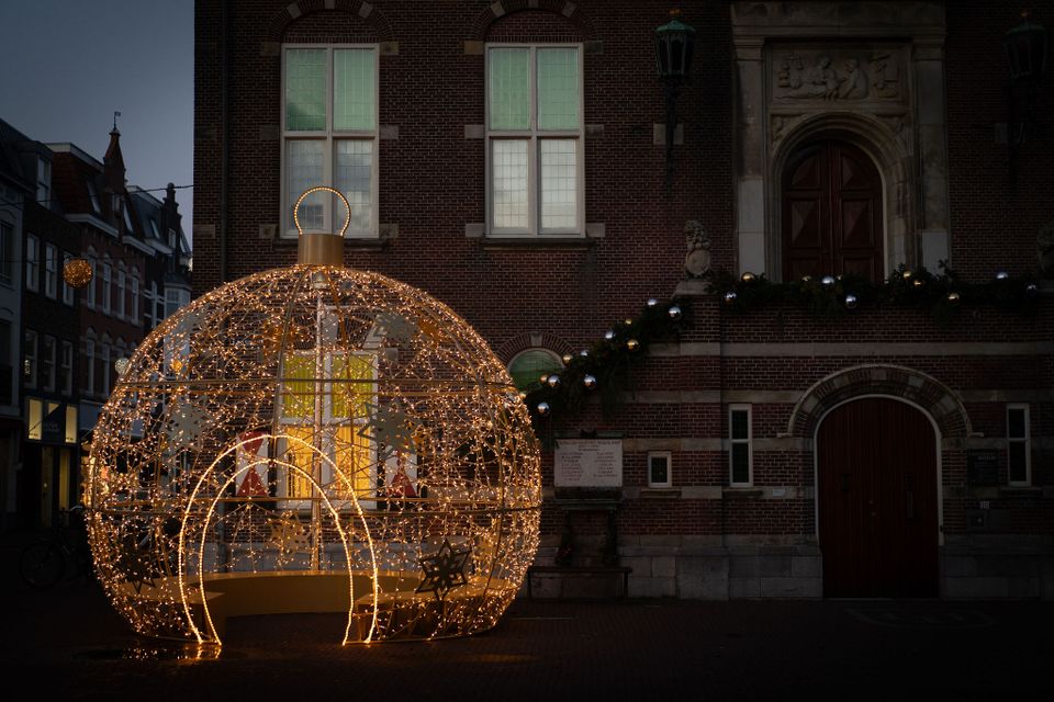 Lichtbol op de Kaasmarkt in Purmerend.