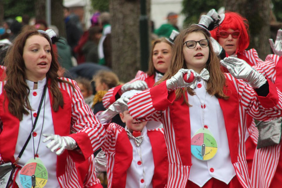 Loopgroep van kinderen in rood met witte gekleurde kleding