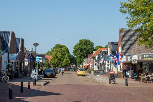 Een foto van de hoofdstraat in sint nic, de zon straalt op het asfalt