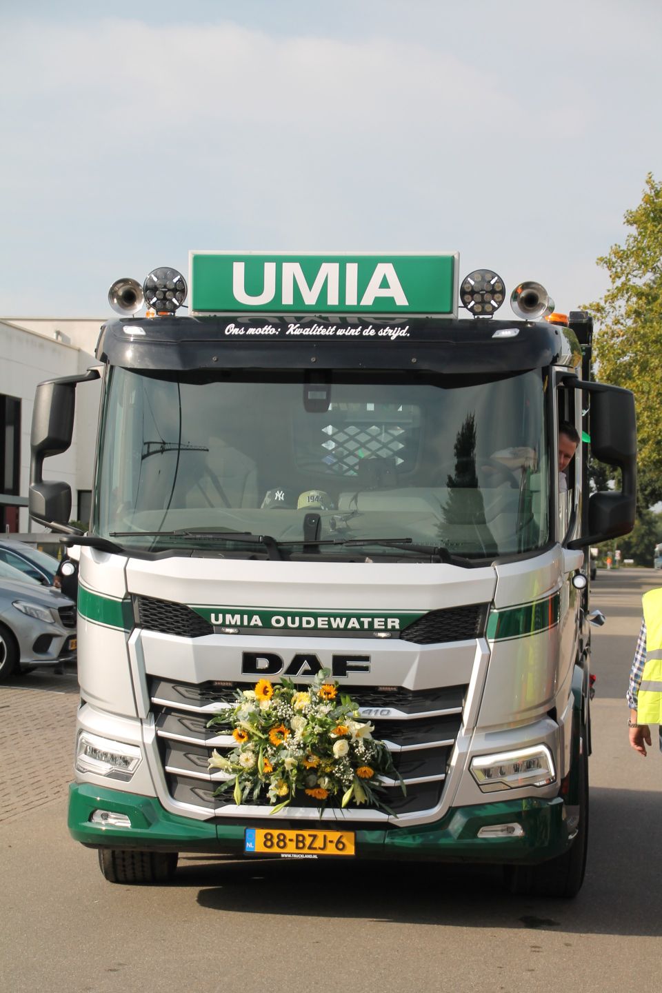 DAF-vrachtwagen van UMIA Oudewater, feestelijk versierd voor deelname aan de Truckrun Groene Hart.
