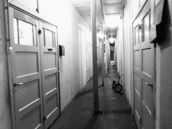 Achter ieder deur een kamertje in een barak.