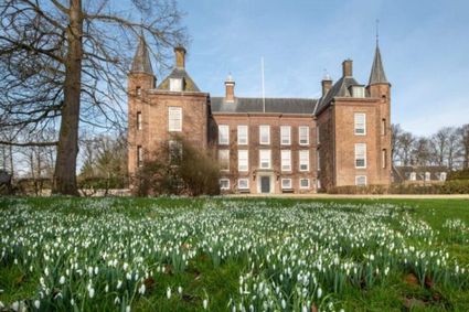 kasteeltuin vol bloeiende stinzenplanten