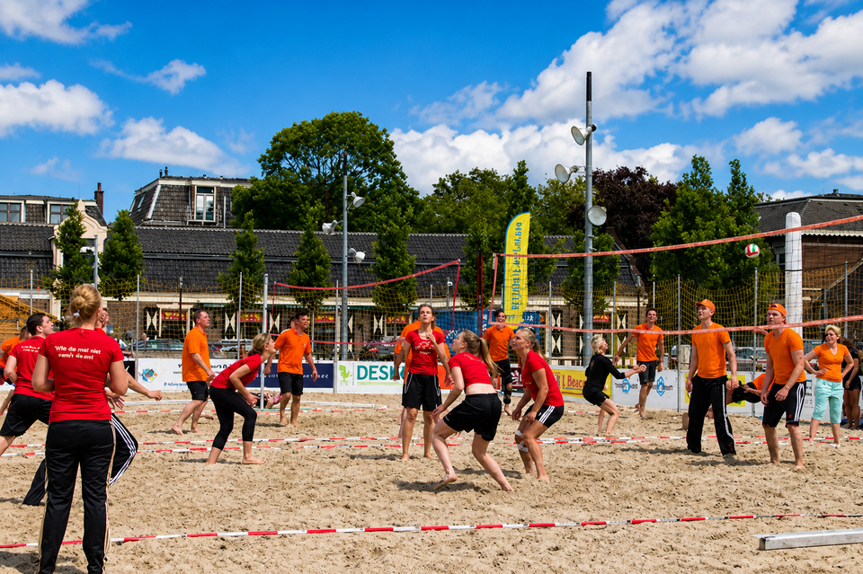 Mensen die aan het beach volleyballen zijn