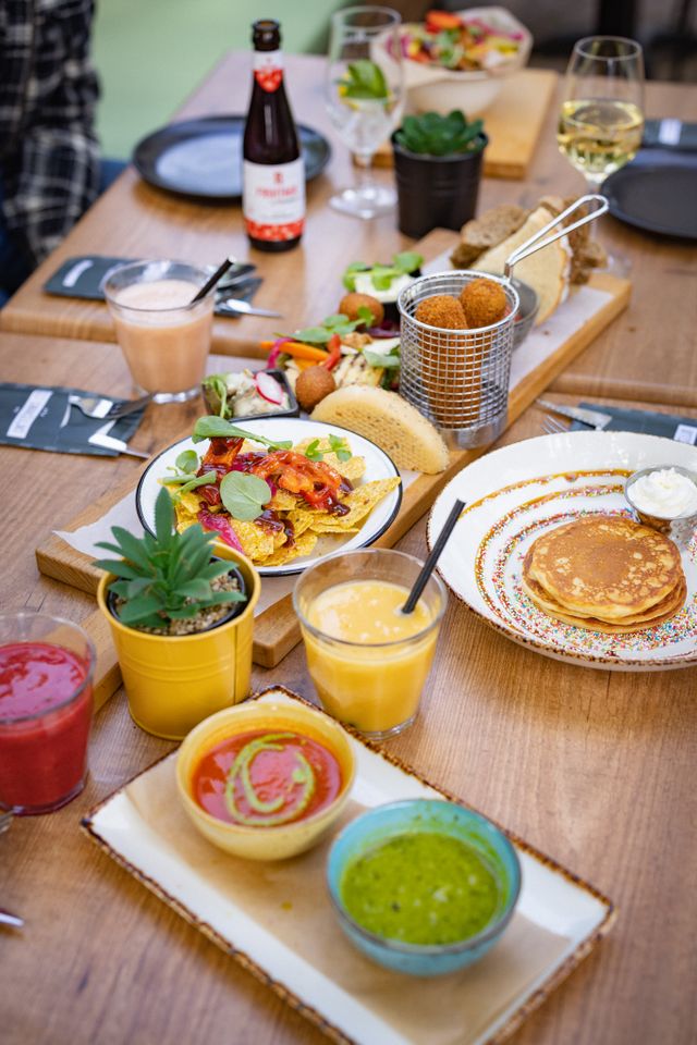Broodjes en sapjes op tafel