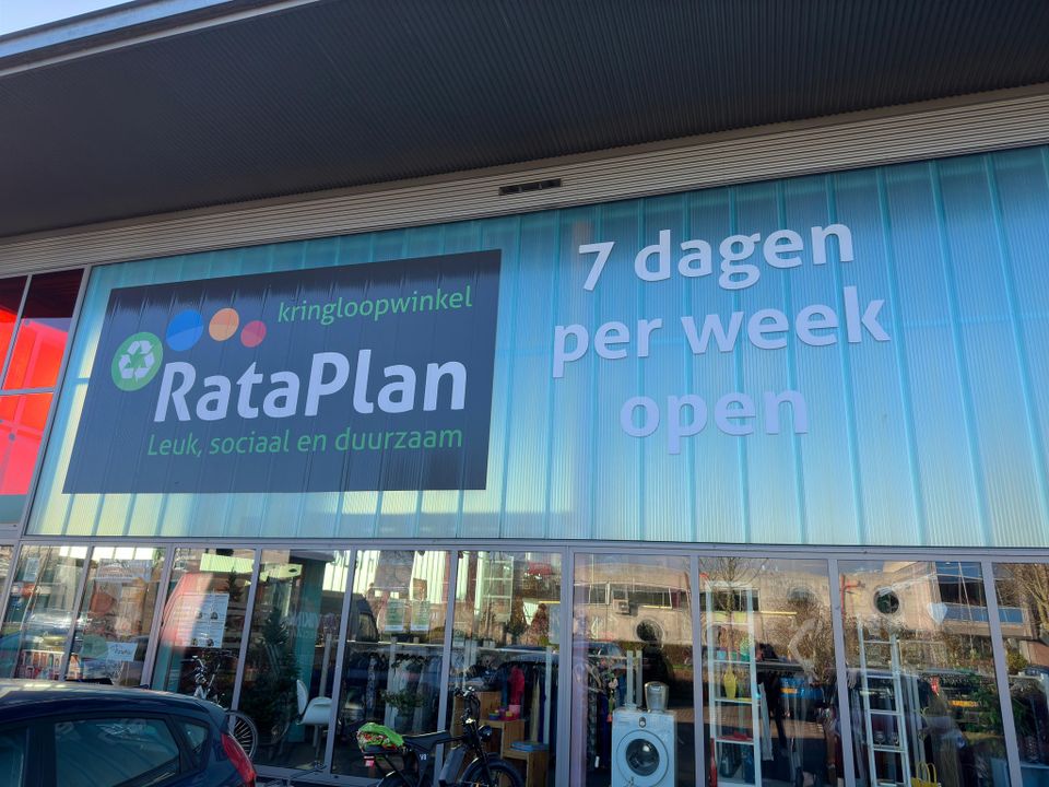 Buitenaanzicht van kringloopwinkel RataPlan Purmerend
