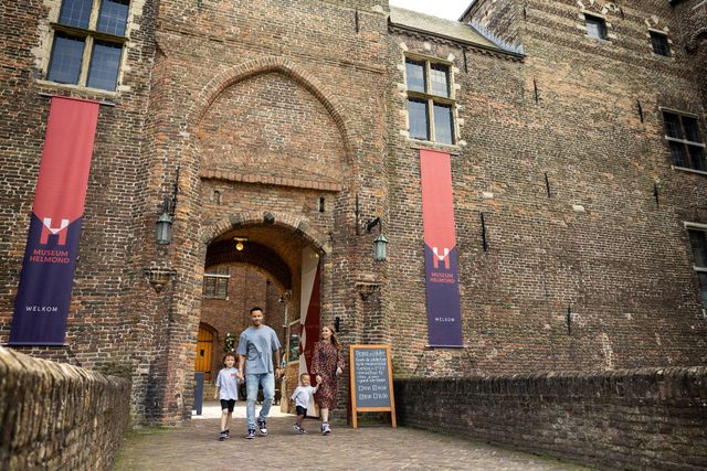 Een gezin met twee kinderen bij Kasteel Helmond.