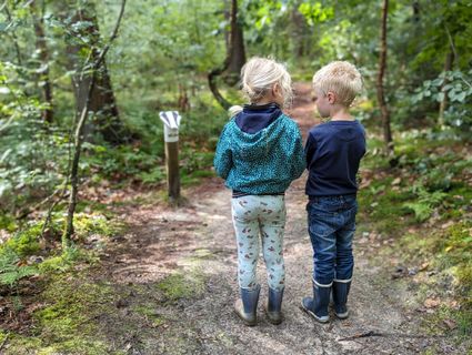 Twee kinderen staan op de route van het Dassenpad in Gaasterland