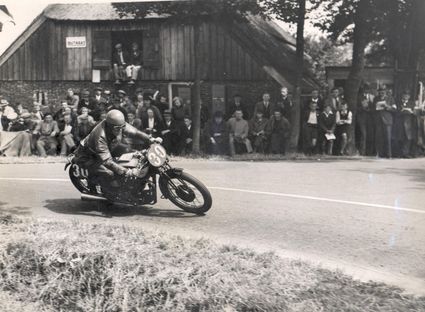 De Nederlandse Nortoncoureur Piet van Wijngaarden (30) tijdens de race in de 350cc klasse in de bocht van Bartelds op het TT-circuit te Assen. Hij eindigt op de vijfde plaats en wordt landskampioen.
