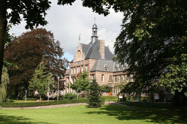 Doveninstituut in Sint-Michielsgestel in een groen landschap