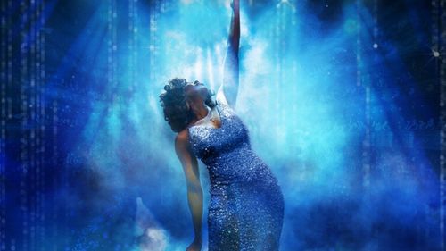 Whitney Houston op een blauwe achtergrond