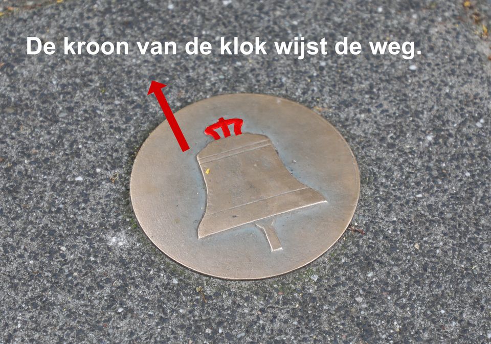de kroon van de klok wijst de weg
