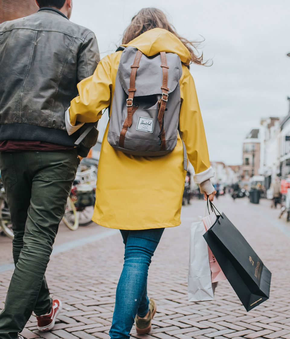 Winkelgebieden Amersfoort - Utrechtsestraat - Koppel handen vast wandelend