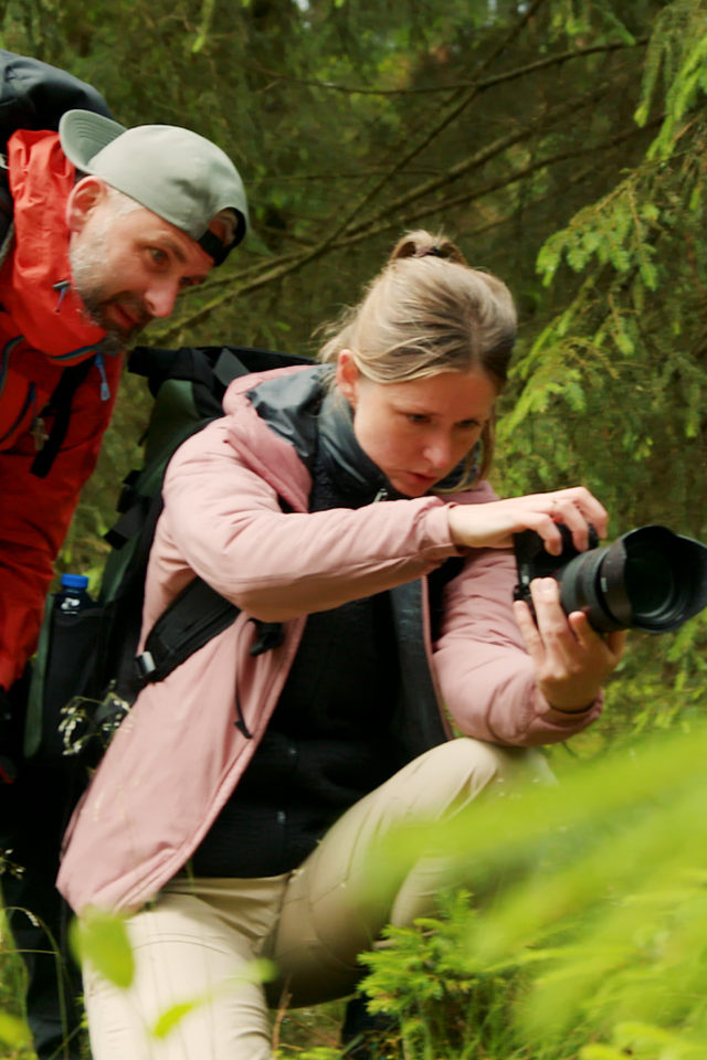Een vrouw en een man fotograferen de Drentse natuur.