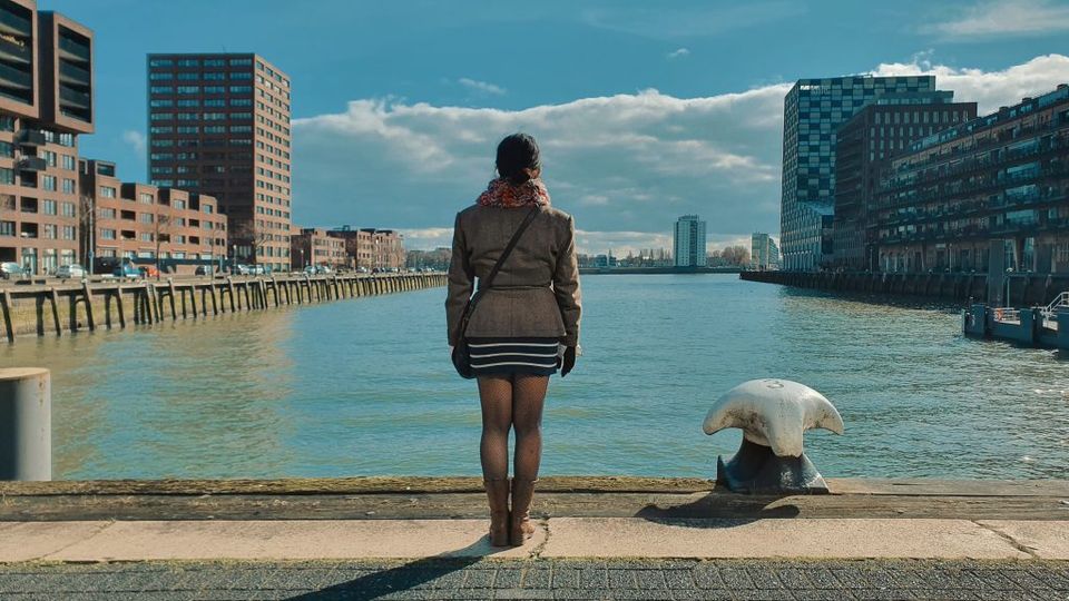 Foto van persoon bij haven