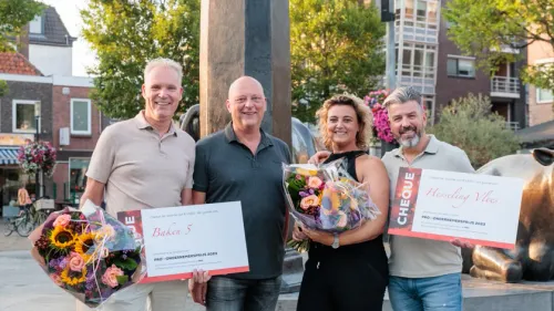Uitreiking cheques aan winnaars Ondernemersprijs PRO op de Koemarkt.