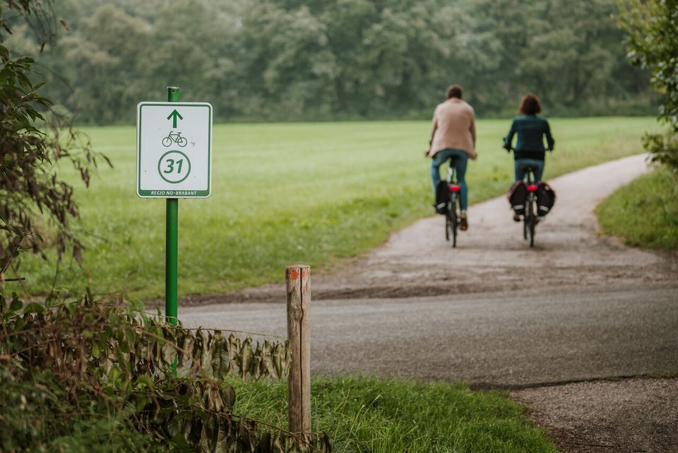 Simply follow the signs and cycle along the route from one numbered junction to the next.