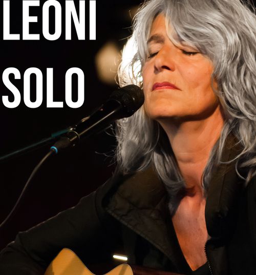 Een vrouw op een gitaar
