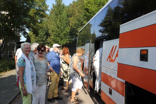 Mensen die een touringbus instappen