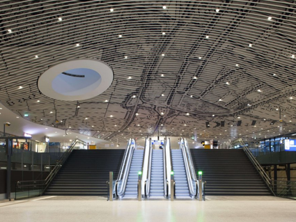 Kijk op de roltrappen en het plafond van het NS Station in Delft