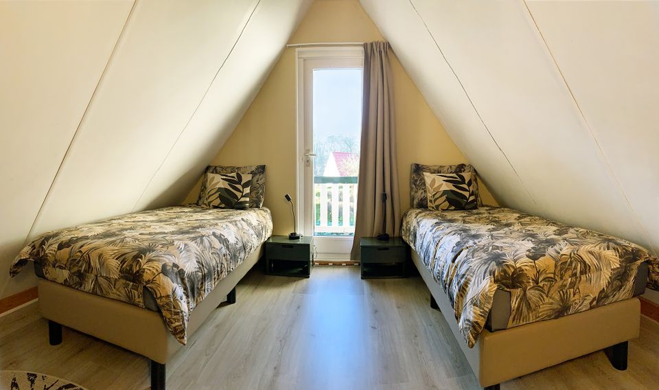 Slaapkamer boven met 2 eenpersoons boxspring bedden