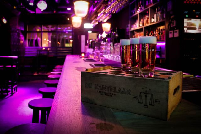 Café de Kantelaar, kistje bier