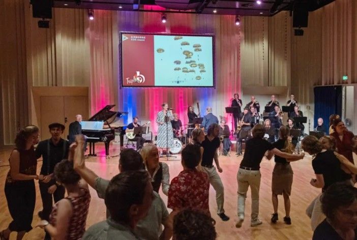Dansende mensen in Cultura