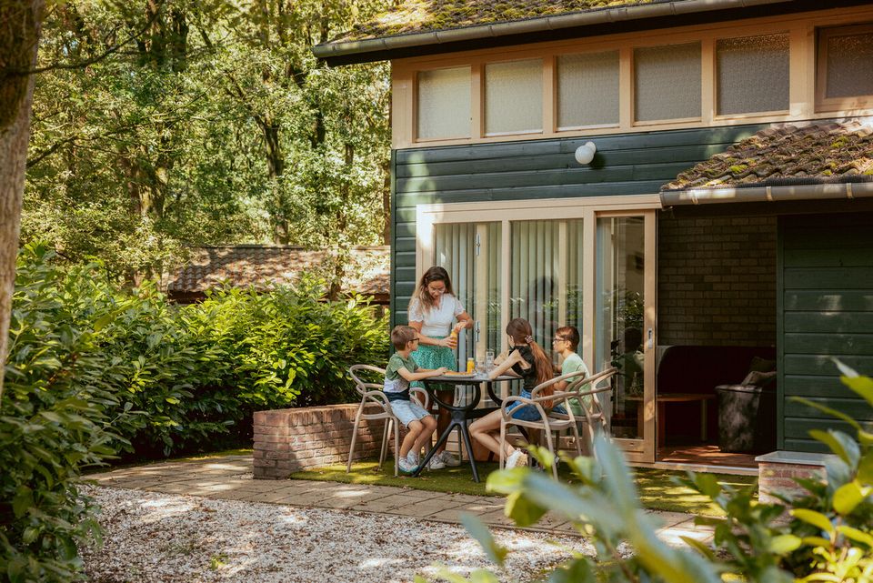 Gezin bij vakantiewoning Vakantiepark Zevenbergen