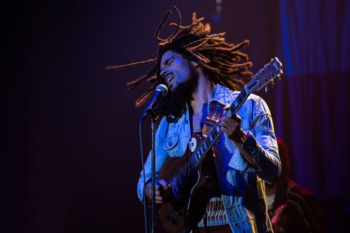 Bob Marley die op zijn gitaar aan het spelen is