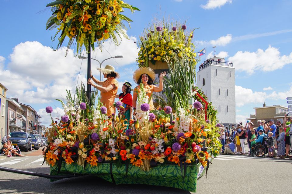 Foto van figuranten op de praalwagen in Katwijk bij Flowerparade Rijnsburg