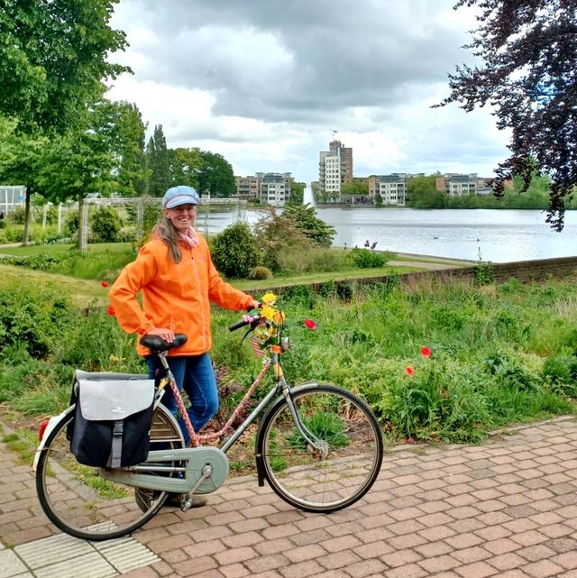 Stadsgids Inge bij vijver Kattenbroek
