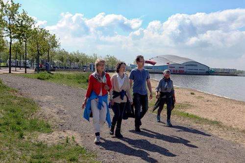 Een groepje wandelt rond de recreatieplas de Binnenschelde.