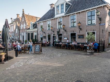 Terras vol mensen in het gezellige stadscentrum van Sloten.